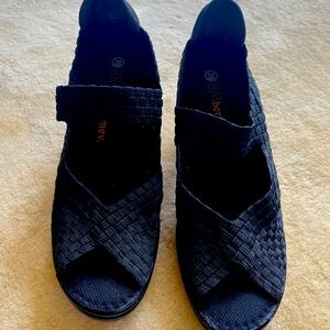 Bernie Mev Women’s Clyde casual shoes with heel. New.